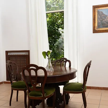 Casa Delle Camelie *